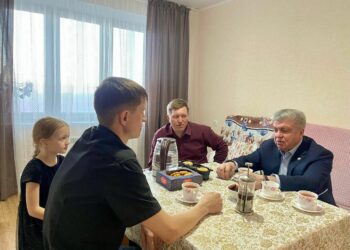 Мэр Челнов навестил семью погибшей при родах завуча Пушкинского пролицея