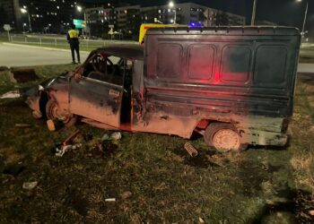 В Челнах водитель фургона вылетел на бордюр и погиб