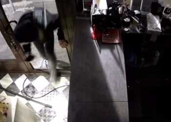 В Казани задержали парней, укравших ночью из магазина наушники