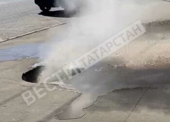 В Казани из асфальта забил фонтан с кипятком