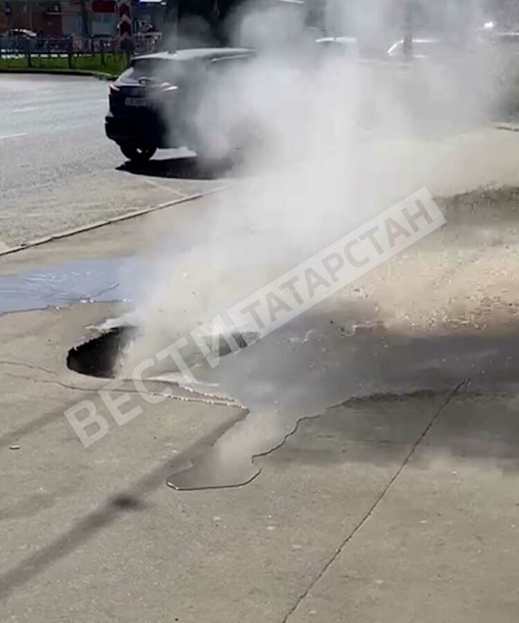 В Казани из асфальта забил фонтан с кипятком