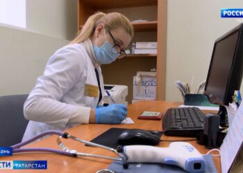 На льду озера Изумрудное появилось огромное фиолетовое пятно