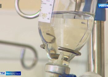 На льду озера Изумрудное появилось огромное фиолетовое пятно