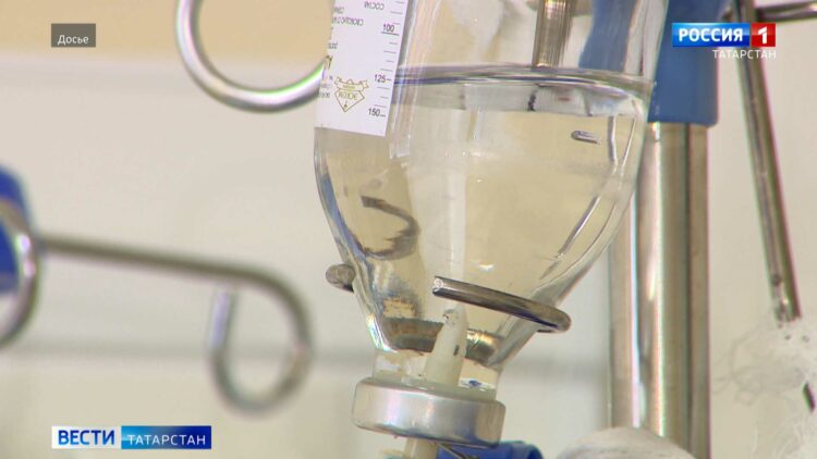 На льду озера Изумрудное появилось огромное фиолетовое пятно