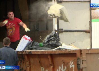 «Я не знаю, как люди будут ходить»: на улице Учительской в Казани продолжают расти горы мусора