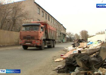 «Я не знаю, как люди будут ходить»: на улице Учительской в Казани продолжают расти горы мусора
