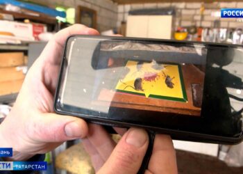 На льду озера Изумрудное появилось огромное фиолетовое пятно