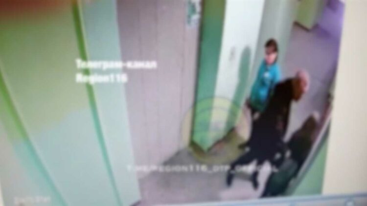 В Казани сосед напал на школьницу в подъезде