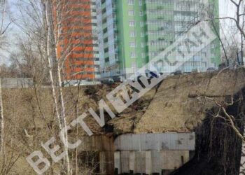 В Казани жители ЖК на улице Галеева боятся, что обрушающийся склон засыпанного оврага дойдет до домов