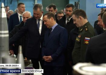 Дмитрий Медведев посетил оборонно-промышленный комплекс Татарстана