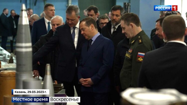 Дмитрий Медведев посетил оборонно-промышленный комплекс Татарстана