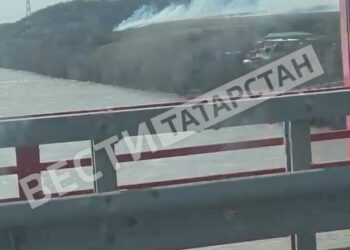 У моста через Вятку очевидцы сняли на видео пал травы 