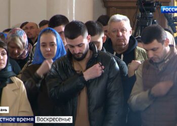 Сотни верующих встретили пасхальную ночь в Соборе Казанской иконы Божьей матери