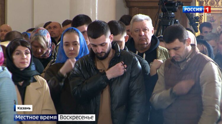 Сотни верующих встретили пасхальную ночь в Соборе Казанской иконы Божьей матери