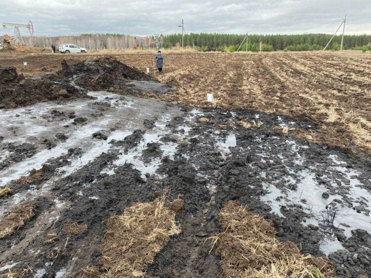 В Бавлинском районе прорвало нефтепровод 