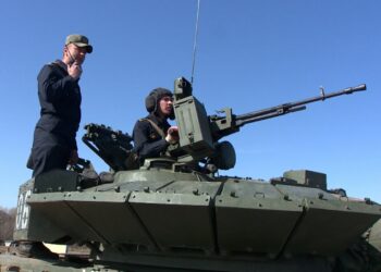 «Первый выстрел запомнится на всю жизнь»: курсанты казанского танкового училища проходят учения на полигоне