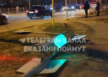 В Казани из-за сильного ветра светофор упал на пешехода