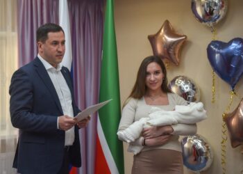 Фарид Салахов поздравил жену военнослужащего с рождением сына