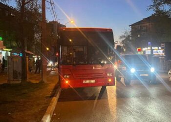В казанском автобусе перевернулась коляска с ребенком, его госпитализировали