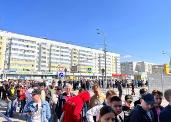 Очередь за билетами на финал Кубка Гагарина начинается за 200 метров от входа в Татнефть арену