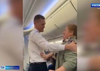 В Татарстане пилот самолета сделал маме сюрприз на борту