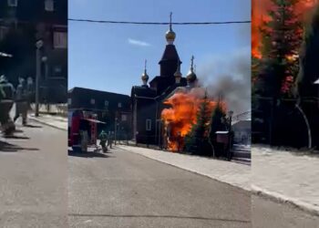 В Нижнекамске загорелась бревенчатая колокольня храма