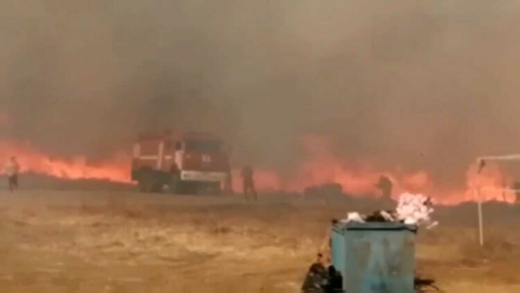 В Менделеевском районе спасли кладбище от крупного пожара