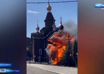 На льду озера Изумрудное появилось огромное фиолетовое пятно