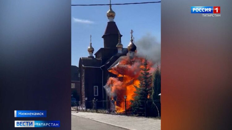 На льду озера Изумрудное появилось огромное фиолетовое пятно