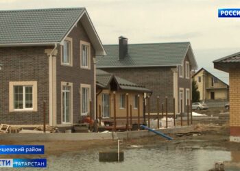 На льду озера Изумрудное появилось огромное фиолетовое пятно