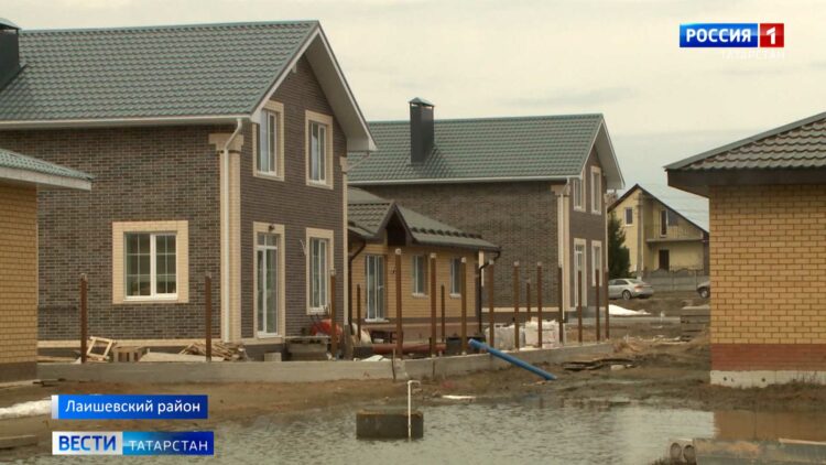 На льду озера Изумрудное появилось огромное фиолетовое пятно