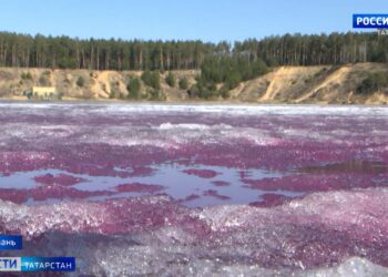 На льду озера Изумрудное появилось огромное фиолетовое пятно