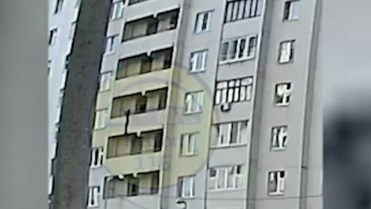 На Проспекте Победы в Казани мужчина скончался после падения с многоэтажки