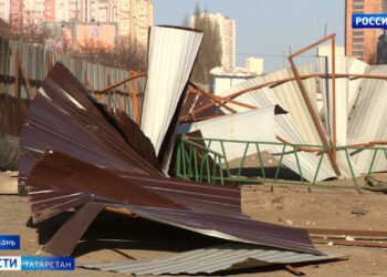 Снесенные крыши, светофоры и ветки: последствия сильного ветра в Татарстане