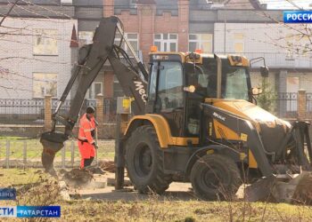 На льду озера Изумрудное появилось огромное фиолетовое пятно