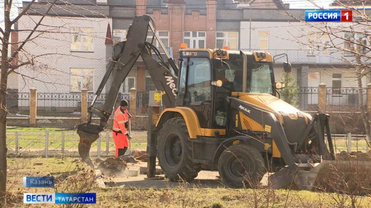 На льду озера Изумрудное появилось огромное фиолетовое пятно