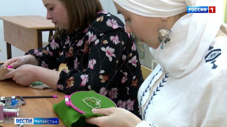 В Буинске воспитанники детсада изучают особенности украшения национальных костюмов