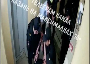 В казанском ЖК «Салават Купере» мужчина зарезал в подъезде мать и отчима