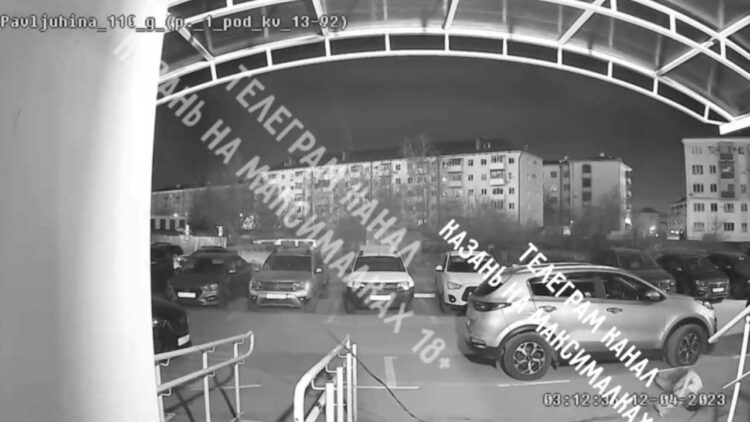 В Казани мужчина выпал из окна многоэтажки