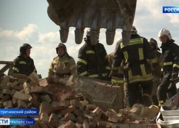 «Ветровая нагрузка большая»: два человека пострадали из-за обрушения стены дома в Куюках