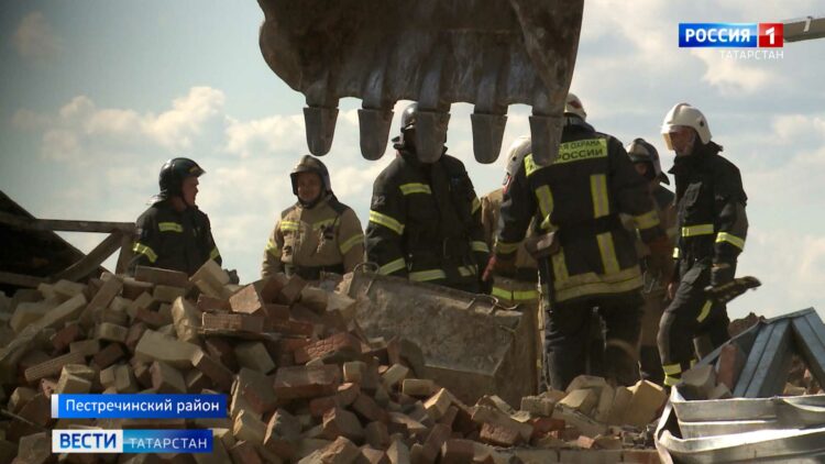 «Ветровая нагрузка большая»: два человека пострадали из-за обрушения стены дома в Куюках