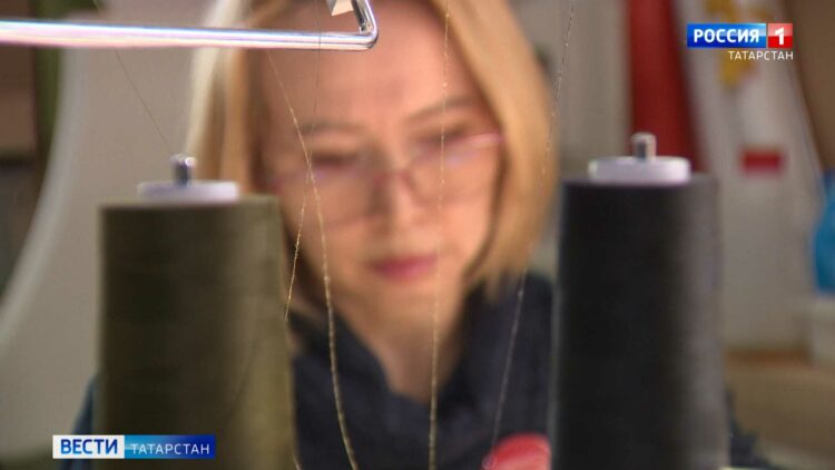 Волонтеры движения «Золотые руки ангела» делают для мобилизованных аптечки, носилки и толстовки