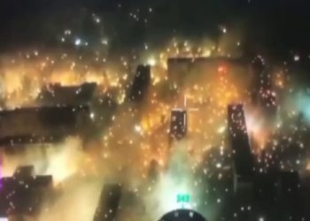 Пылающий после огненного «Града» Артемовск сняли на видео