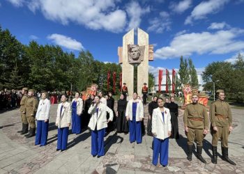 В Челнах возложили цветы к памятнику Герою Советского Союза Мусе Джалилю