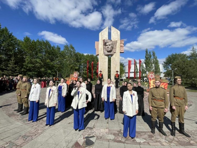 В Челнах возложили цветы к памятнику Герою Советского Союза Мусе Джалилю