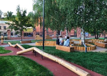 В Казани в сквере на Петербургской установили скульптуры пряничных коней