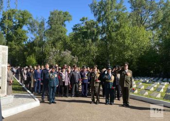 На Архангельском кладбище в Казани возложили цветы к монументу «Воин»