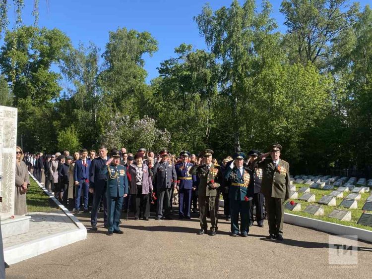На Архангельском кладбище в Казани возложили цветы к монументу «Воин»