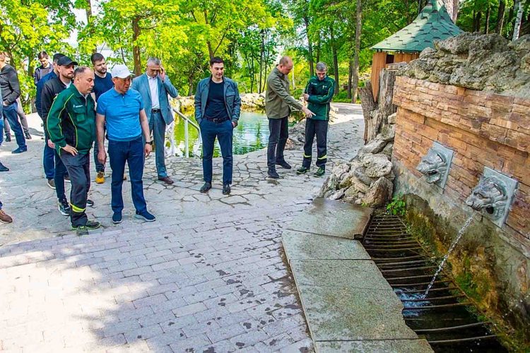 В поселке Красный Ключ реконструируют родник в рамках нацпроекта