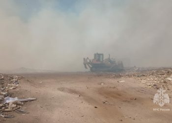 В Альметьевске горит мусорный полигон